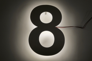 Hausnummer "8" mit rückseitiger LED Beleuchtung
