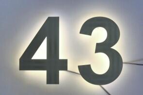 pulverbeschichtete 43 als LED Edelstahl Hausnummer