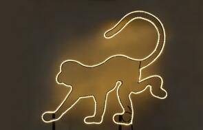 Leuchtender Affe aus Rundeisen und LED Lichtschlauch