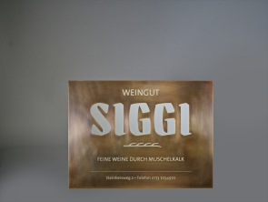 Schild aus Messing für das Weingut Siggi