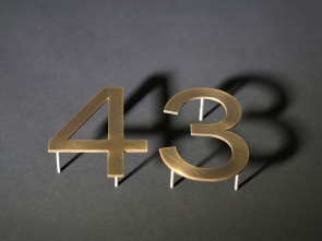 "43" Hausnummer aus 3 mm Messing