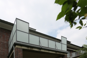 Geländer und Sichtschutz für ein denkmalgeschütztes Gebäude