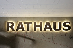 beleuchteter Schriftzug Rathaus aus 3mm Tombak