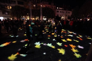 bunte Blätter zum Late Light Shopping als Projektion auf der Lilie in Hildesheim