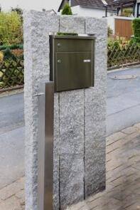 Briefkasten in Granit Stelen eingebunden