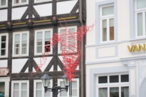 Skulptur aus Rund Stahl auf dem historischen Marktplatz in Hildesheim