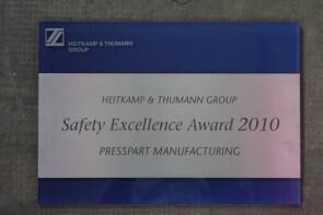 Safety Excellence Award 2010 aus Edelstahl, anlassbeschriftet auf Acrylglasträger