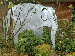 Beeindruckender Elefant aus feuerverzinktem Stahl als Sichtschutz