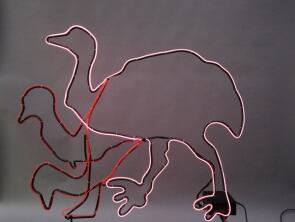 animierter Emu aus Rundeisen mit einem Elektrolumineszensschlauch nachgezeichnet