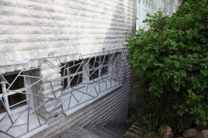 Fenstergitter aus verzinktem Stahl mit Schmitzstruktur