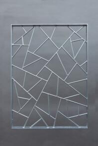 Ein Fenstergitter aus feuerverzinktem Stahl mit der schönen Schmitz Struktur