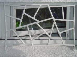 Fenstergitter mit "Schmitz Struktur" weiß lackiert