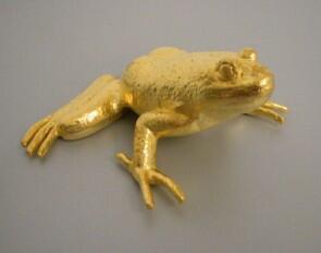 dekorativer Frosch, massiv in Aluminium gegossen und mit echtem Blattgold vergoldet
