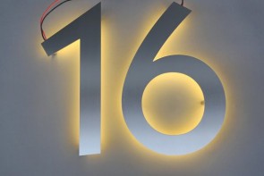 40 cm hohe Hausnummer mit LED hinterleuchtet