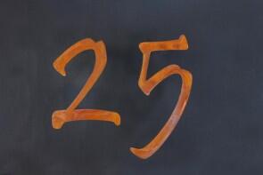 Hausnummer "25" aus CorTen Stahl