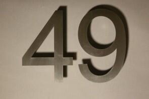 Hausnummer 49 aus Edelstahl gelasert