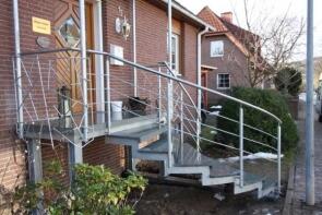 Treppe, Geländer und Vordach
