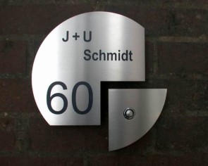 Das andere Klingelschild aus Edelstahl, mit Hausnummer und Namenszug