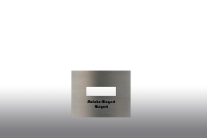 Blende aus 3 mm Edelstahl mit einer Anlassbeschriftung für einen Klingeltaster