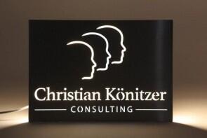 Hinterleuchtetes Schild für Könitzer Consulting