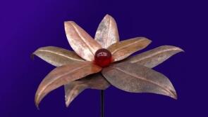 Glasblume aus patiniertem Kupfer mit einer roten Glaskugel in 6 cm Durchmesser