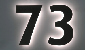 LED-Hausnummer "73"