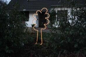 2 teiliger Baum aus Stahl als Gartendeko mit einem Lichtschlauch nachgezeichnet