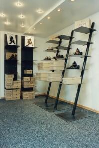 freistehende Schuhregale für "Schuhe am Markt" in Hildesheim