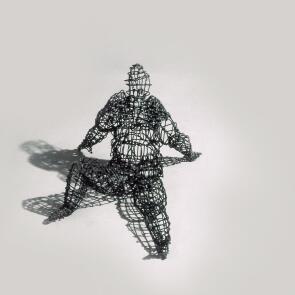 Dratskulptur sitzender Mann aus 2 mm Schweißdraht