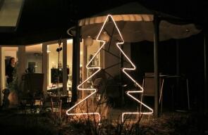 4 zackiger, leuchtender Tannenbaum aus Rundstahl mit einem Lichtschlauch