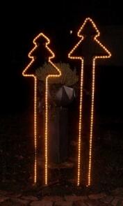 Leuchtende Tannenbäume aus Rundstahl mit Lichtschlauch
