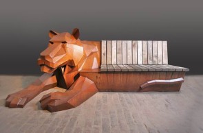 Skulptur "Tigerbank" aus rostigem Stahl