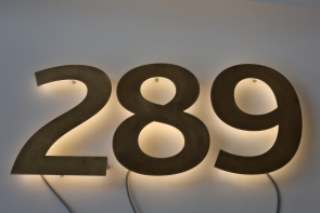 LED Hausnummer 289 aus Tombak (CuZn15)