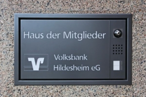 Schild mit Kommunikationsmodul und Kamera für die Volksbank Hildesheim