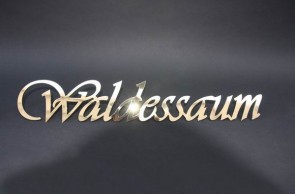 Erstklassiger Schriftzug "Waldessaum" aus hochwertigem Edelstahl und vergoldet