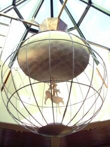 Leuchte mit den Bremer Stadtmusikanten im "Rahmen" der Welt, Stahl und Kupfer vereint
