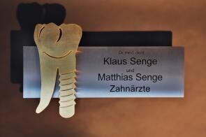 Schild für die Zahnarzt Praxis Dr. Senge in Hannover