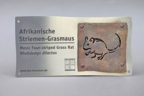 Afrikanische Striemen-Grasmaus, Tierschild aus Tombak und Edelstahl für den Zoo Hannover