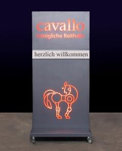 Rollbares, hinterleuchtetes Schild für "Cavallo" - königliche Reithalle in Hannover