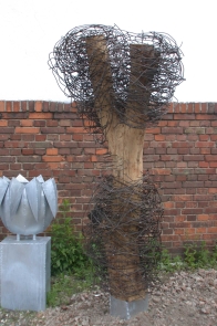 "Baum" - Skulptur mit Baumstamm und Stahldraht