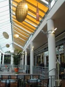 Lichtobjekt für ein Einkaufszentrum - Aluminium mit Schlagmetall vergoldet