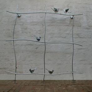 Rankgitter aus verzinktem Stahl mit gelaserten Vögeln