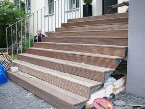 Treppe aus feuerverzinktem Stahl mit Belag aus Bangkirai Holz