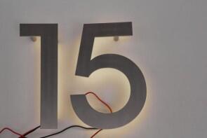 Hausnummer "15" mit einer LED-Beleuchtung