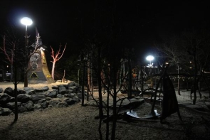 Den Spielplatz im Winter-Zoo haben mit Lichballons beleuchtet