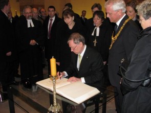 1000 Jahre St. Michaelis mit dem Bundespräsidenten Horst Köhler. Wir durften Stuhl und Tisch für den Eintrag ins goldene Buch der Stadt Hildesheim stellen.