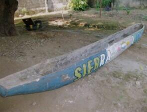 traditionell gefertigte Holz Boote aus Sierra Leone für den Zoo Hannover