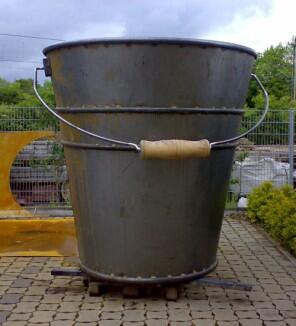 2 Meter großer Eimer für das neue Mullewapp Land im Zoo Hannover