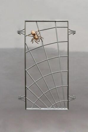 Dieses Spinnennetzgitter / Fenstergitter wurde mit Mauerankern zum Einkleben / Einmauern im Mauerwerk ausgestattet.
