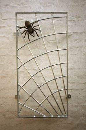 Fenstergitter mit Spinne als Schutz vor Einbrechern nd Stilelement